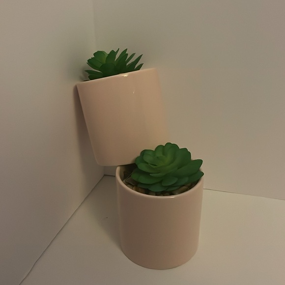 Everyday set of two artificial potted mini planters. Light pink pot with stones - Picture 16 of 17